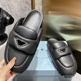 Zapatillas acolchadas de mulas sandalias plates de platera tacones de plataforma tacones de tacones de tacón de cabeza abiertos diseñadores de lujo de lujo de cuero zapatos de cuero bonitos calzado de fábrica de fábrica