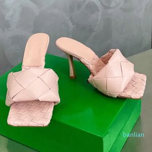 Sandalia de tacón de diseñador de lujo de verano de mula de gama alta, estrella roja neta simple y de moda con la misma zapatilla que teje elementos de diseño de una altura de 9 cm.