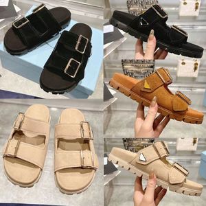 Muiltjes A bruid en veau velours Sandali slider in pelle scamosciata Ecru 1XX692 merk sandalen designer slide dames slides Emaille metalen driehoek logo casual stijl 35 42