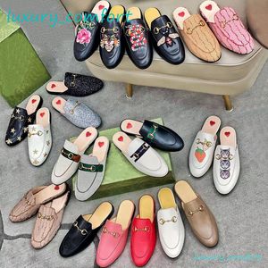 Mulas Zapatilla de cuero Mocasines de cuero 100% real Mulas de diseñador Tamaño de lujo 34-46 Mujeres Hombres Zapatilla de cuero jacquard Logotipo Jumbo Zapatos planos de lona Zapatillas Princetown