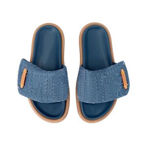 Mules Oreiller de piscine Plat Confort Mule Denim Glisser sur Pantoufles de créateur Été Luxe Sandales de plage en relief Vintage Imprimer Flip Lettre Pantoufle Sangle réglable