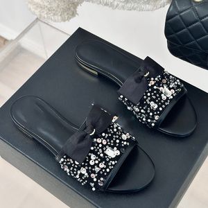 Muilezels Dames Luxe Designer Sandalen Open tenen Platte lamsvacht Slippers Pailletten Thongs Slip On Strass Bow Crystal Diamond Vintage Strandslippers