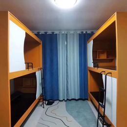 Lits multifonctionnels en acier et en bois dans les dortoirs étudiants, avec lits superposés supérieurs et inférieurs pour les engins spatiaux