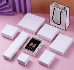 Cajas de embalaje de regalo de varios tamaños, blanco mate, con tapas y bolsas de papel de compras rellenas de esponja Empaquetado de joyería al por menor para pendiente, anillo, soporte, collar colgante