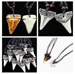 Multi -stijl selectie 12 -stcs/lot imitatie yak bot snijwerkhaaien tand charme hanger hout kralen ketting amulet cadeau heren mode ketting