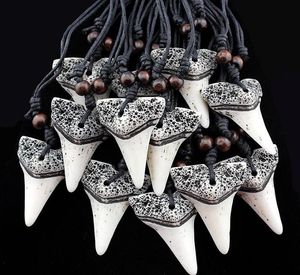 Multi-stijl selectie 12 stks / partij imitatie yak bot carving shark tand charme hanger hout kralen ketting amulet cadeau heren mode ketting