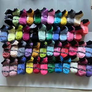 Chaussettes multicolores à la cheville avec étiquettes en carton Sports Cheerleaders Noir rose Chaussette courte Filles Femmes Chaussette en coton Skateboard Sneaker bb0210