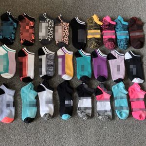 Avec des tags DHL Multicolor Ankle Sports Choques avec cardoad Tags Cheerleaders Black Rose Sock Girls Femmes Coton Swateboard Sneaker GG0804