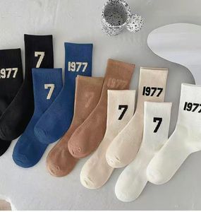 Veelkleurige mode 7-1977 Designer Mens Socks Women Men Hoge kwaliteit katoen All-match klassiek ademende voetbalbasketbalsokken