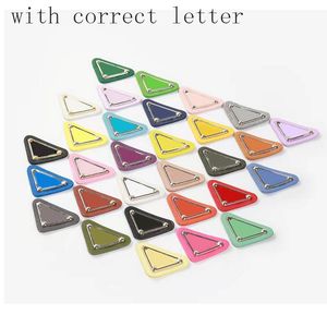 Veelkleurige lederen driehoekige letterpatch voor stoffen tas, sieraden, haaraccessoires, diy naaipatch