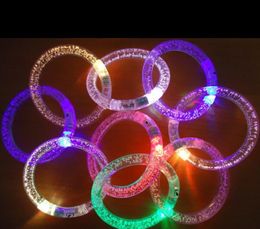 Bracelet clignotant LED multicolore allume le bracelet acrylique pour la barre de fête Chiristmas cadeau de danse chaude bracelet LED