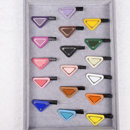 Veelkleurige driehoeksbrief Haarclip vrouwen speciale ontwerpbrieven Barrettes voor cadeau -feestmodehaaraccessoires