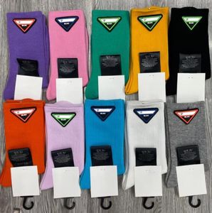 Veelkleurige driehoekige lettersokken Damesmeisjesletters Katoenen sok met tag Hoge kwaliteit mode-kousen4125885