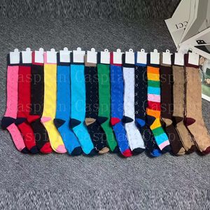 Veelkleurige vrouwelijke meisjesbrief sokken met tag speciale letters katoenen sokkousen voor cadeau feestje