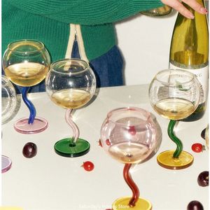 Gemeenschappelijke glazen glazen beker mok champagne cocktail twisted cup pool wijn cup barware tabel decor borosilicaat glas 240410