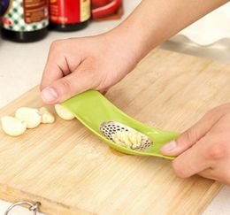 Multifunctionele roestvrijstalen gebogen knoflookpers Huishoudelijke knoflook eenvoudige en praktische keukengereedschap SN2136