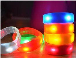 Musique activée contrôle du son Led clignotant Bracelet allumer Bracelet Bracelet boîte de nuit activité fête Bar Disco Cheer