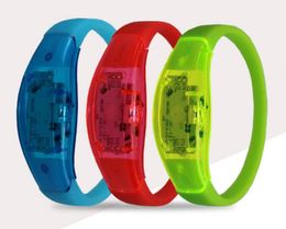 Musique Activé de contrôle sonore LED Bracelet Bracelet Light Up Bangle Brangle de bracelet Club Party Bar Cheer Anneau de main lumineux Glow Stick N9414359