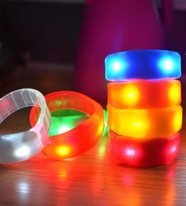 Muziek Geactiveerde geluidscontrole LED Flashing Bracelet Light Up Bangle Polsband Club Party Bar Cheer Luminous Hand Ring Glow Stick L8317514