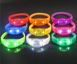 Muziek Geactiveerde geluidsregeling LED -verlichting Flitsende armband verlicht Bangle Polsband Club Party Bar Cheer Luminous Hand Ring Glow Stick Night Light
