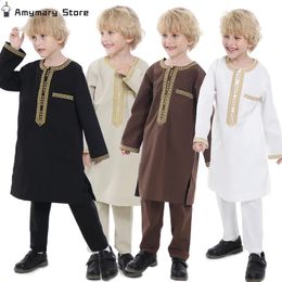 Moslimkinderen gewaad 2 -delige set Kids Boy Round Neck met lange mouwen Gedrukt overhemd Abaya Kaftan Jubba Thobe Islamic Clothing 240329