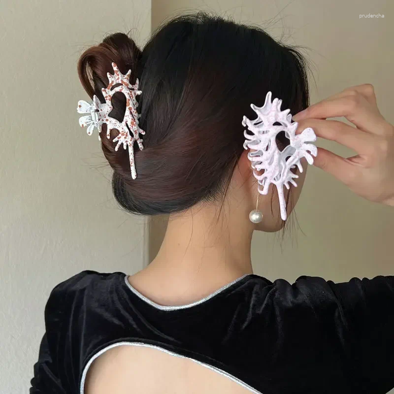 Muwordy Yaratıcılık Eşsiz Renkli Uzaylı Metal Kabuklu Saç Kadınlar Kız Y2K Hollow Shell Yengeç Klip Aksesuarları