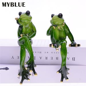 MYBLUE 2pcs / Set Kawaii Jardin Animal Résine Pensant Couple Grenouille Figurine Miniature Nordic Home Chambre Table Décoration Accessoires 210318