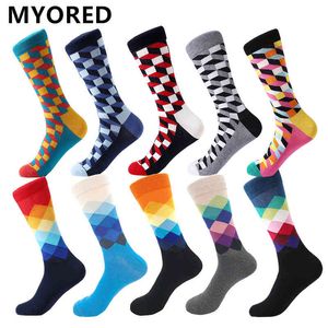 Calcetines de vestir casuales coloridos para hombre peinados a rayas a cuadros geométricos patrón de celosía diseño de moda de alta calidad