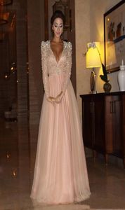 Myriam Fares Celebrity-jurken met lange mouwen, diepe V-hals, top met kralen, gewatteerde schouder en rok van tule3687863