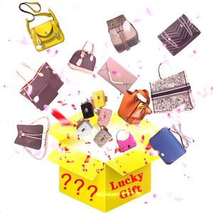 Mystery Box Mix Bolsos Christmas Blind Boxes Bolsos Bolso de diseñador de lujo Mujeres Hombres Diferentes Shoudler Crossbody Tote Más colores Carteras Titulares Monedero