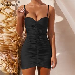 Nadafair Ruched Mouwloze Sexy Damesjurk Club Party Nacht Spaghetti Riem Backless Solid Mini Wrap Bodycon Summer Dress X0521