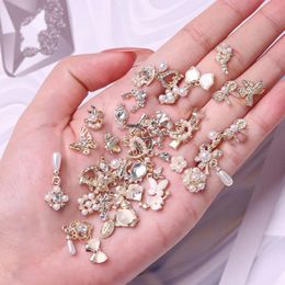 Décorations d'art d'ongle 1 sac aléatoire de luxe Dangle bijoux coeur Bowknot Style mixte 3D charmes gland Design alliage 231017