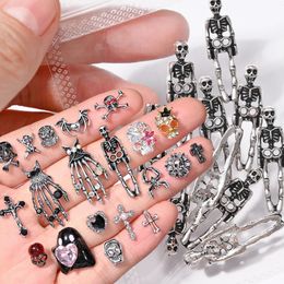 Nail Art Decoraties 10 Stuks Halloween Gothic Punk Legering 3D Humanoïde Skelet Hand Bone Cross Ornament DIY Manicure Onderdelen JE 231123