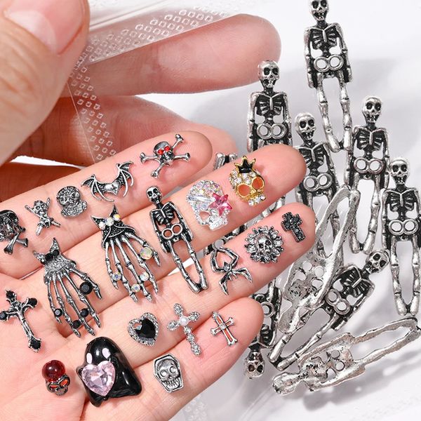 Décorations d'art d'ongle 10pcs Halloween gothique punk alliage 3D humanoïde squelette main os croix ornement bricolage manucure pièces je 231123