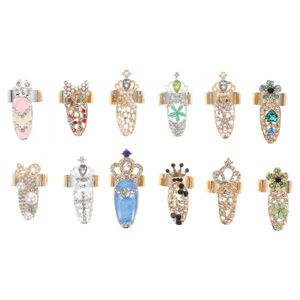 Décorations d'art d'ongle 12pcs Couronne de Noël Charm Studs Ornement 3D Charms Outils de manucure Premium pour Noël Mariage de vacances 231120