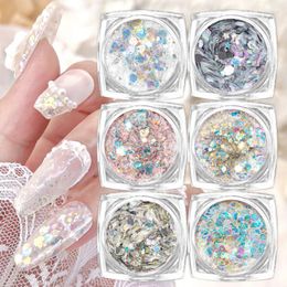 Decoraciones de arte de uñas, 1 caja de dijes, lentejuelas poligonales coloridas, diamantes de imitación con brillo, accesorios en polvo holográfico