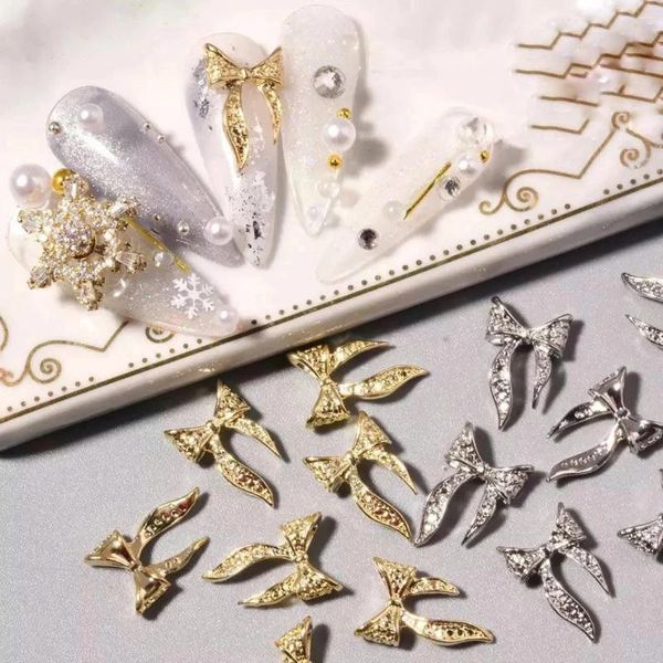 Décorations d'art d'ongle 50pcs 3D Alliage Bow Beauty Design Or Argent Bowknot Strass Brillant Charmes 9x15mm Ruban Manucure Bijoux Ornements