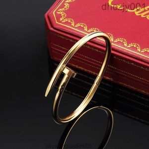 Bracelet de bracelet nail bracelets bijoux de luxe pour femmes bangs de mode artisanat en alliage en alliage doré