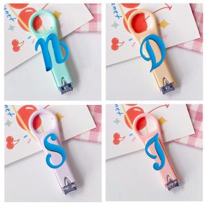 Nail Care Blue Larges Letters Cartoon Clippers en acier inoxydable Durabilité Strong Costume pour les enfants Fingernail Men Femmes Set Kawaii Tra Otrwd