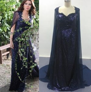 Nancy Ajram Marineblauwe beroemdheidsjurken met chiffon Kaapse schede Pailletten Jurk Sweetheart Hals Tot de grond met doorzichtige rug vestido 2851966