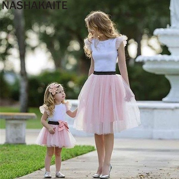 Nashakaite maman et fille robe mode t-shirt + noeud papillon jupe en maille rose maman et bébé fille robe famille vêtements assortis LJ201111