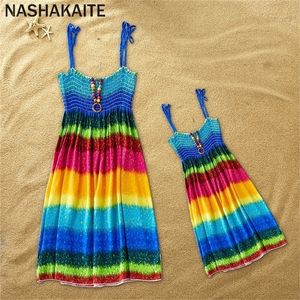 NASHAKAITE Mamá y yo ropa Rainbow Sling Dress Bohemia Beach Madre hija vestidos Family Look Contiene collar Regalo 220531