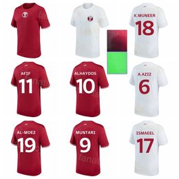 Équipe nationale de football du Qatar 4 Maillots Mohammed Waad 14 Homam Ahmed 15 Bassam Al-Rawi 12 Karim Boudiaf 19 Almoez Ali 2 Pedro Miguel 2022 2023 Kits de maillots de football de la Coupe du monde