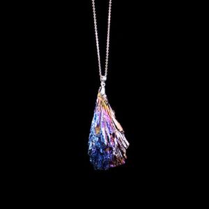 Tourmaline noire naturelle galvanisée, plume bleue de paon, pendentif artistique en forme de flamme, spécimen de grappe de cristal, collier en titane arc-en-ciel