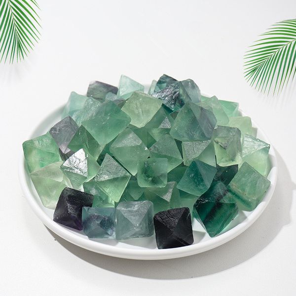 Cristal naturel pierre originale 1-1.5CM Vert Fluorite Ornements Quartz Cristaux de Guérison Énergie Reiki Gem artisanat Pièces à main Vivant Fish tank Chambre Décoration