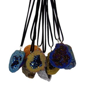 Collar con colgante de cuerda de cuero de geoda de ágata irregular multicolor de joyería de piedra en bruto de gema Natural