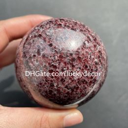 Natuurlijke edelsteen- en kristallen bol Decor Wicca Levert genezende stenen Garnet Rock gepolijste bal sculptuur Figurine voor Fengshui Divination Home Decoratie