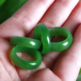 Natuurlijke groene hetian Jade Ring Chinese Jasper Amulet Fashion Charm Sieraden Hand gesneden ambachten geschenken voor vrouwen mannen 240507