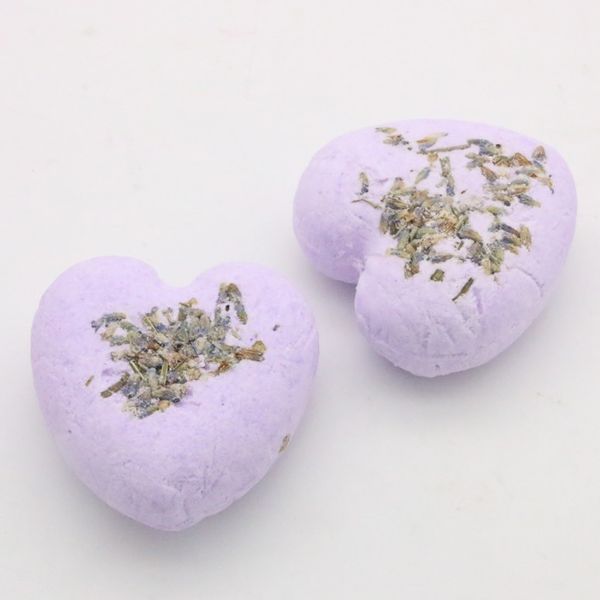 Bola de baño Agente de burbujas Mujer femenina Fragancia de lavanda natural en forma de corazón Aceite esencial Flor seca Terapia de agua salada de mar Hidrata y alivia la presión