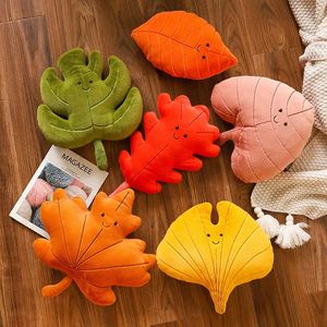 Oreiller en peluche à feuilles naturelles farcies bouclées Maple Abricot Green Red Orange Feuilles de support Coussin de siège Sofa Home Decor Prop 240426